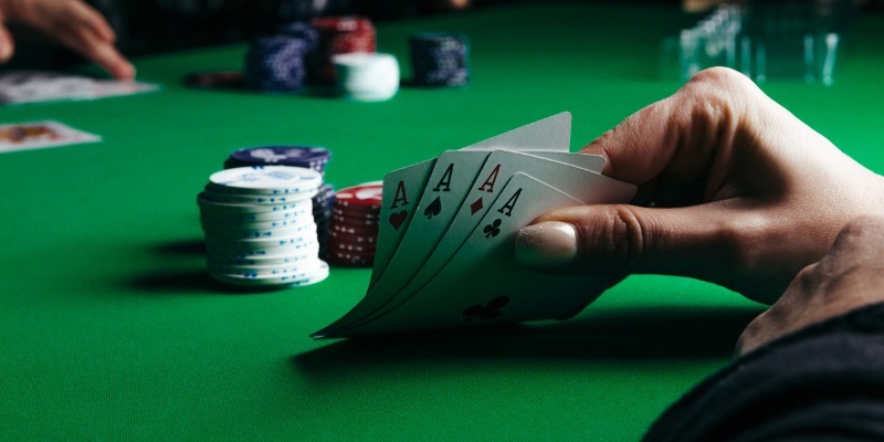 Trong poker trực tuyến, sẽ xuất hiện các bàn gồm 2 người, 6 người, 9 người